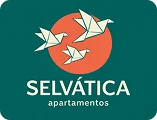 Logo Selvática Apartamentos Logotipo de Selvática Apartamentos con ilustración de aves y sol sobre fondo verde