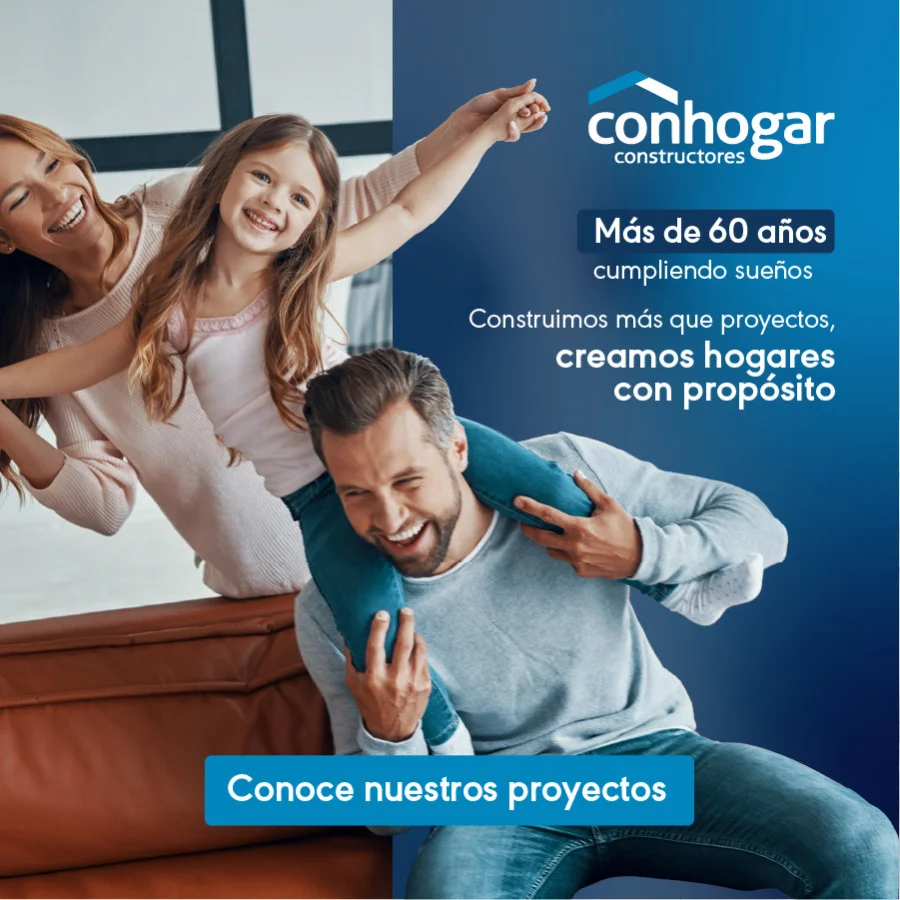 Banner Con Hogar Móvil Banner móvil de Con Hogar Constructores con familia sonriente en un sofá y el mensaje creamos hogares con propósito