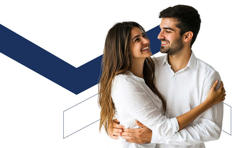 Pareja Abrazada Pareja abrazada y sonriente sobre fondo blanco con elementos gráficos en azul