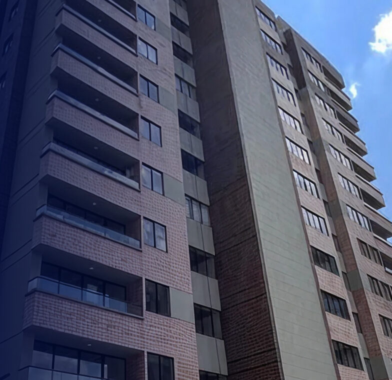 Fachada Torre Residencial Vista en ángulo de la fachada de una torre residencial en ladrillo con balcones